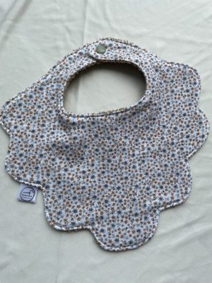 bavoir forme fleur, motif floral