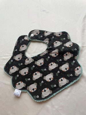 bavoir forme fleur, motif koalas