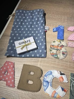 alphabet et chiffres en tissu recyclé avec pochon gris