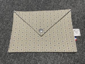 enveloppe cadeau en tissu beige fleurs