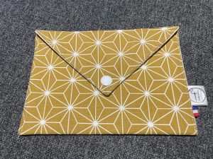 enveloppe cadeau en tissu dorée