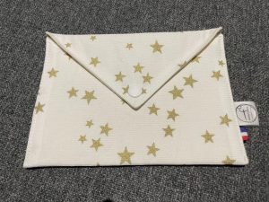 enveloppe cadeau en tissu étoiles dorées