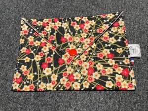 enveloppe cadeau en tissu fleurs