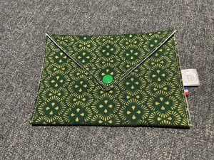 enveloppe cadeau en tissu vert et doré